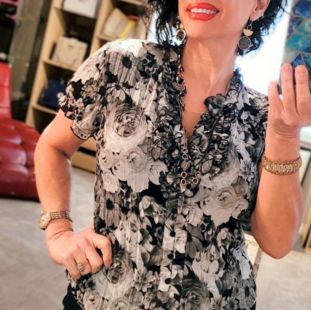 Gorgeous black and white Allison Taylor top